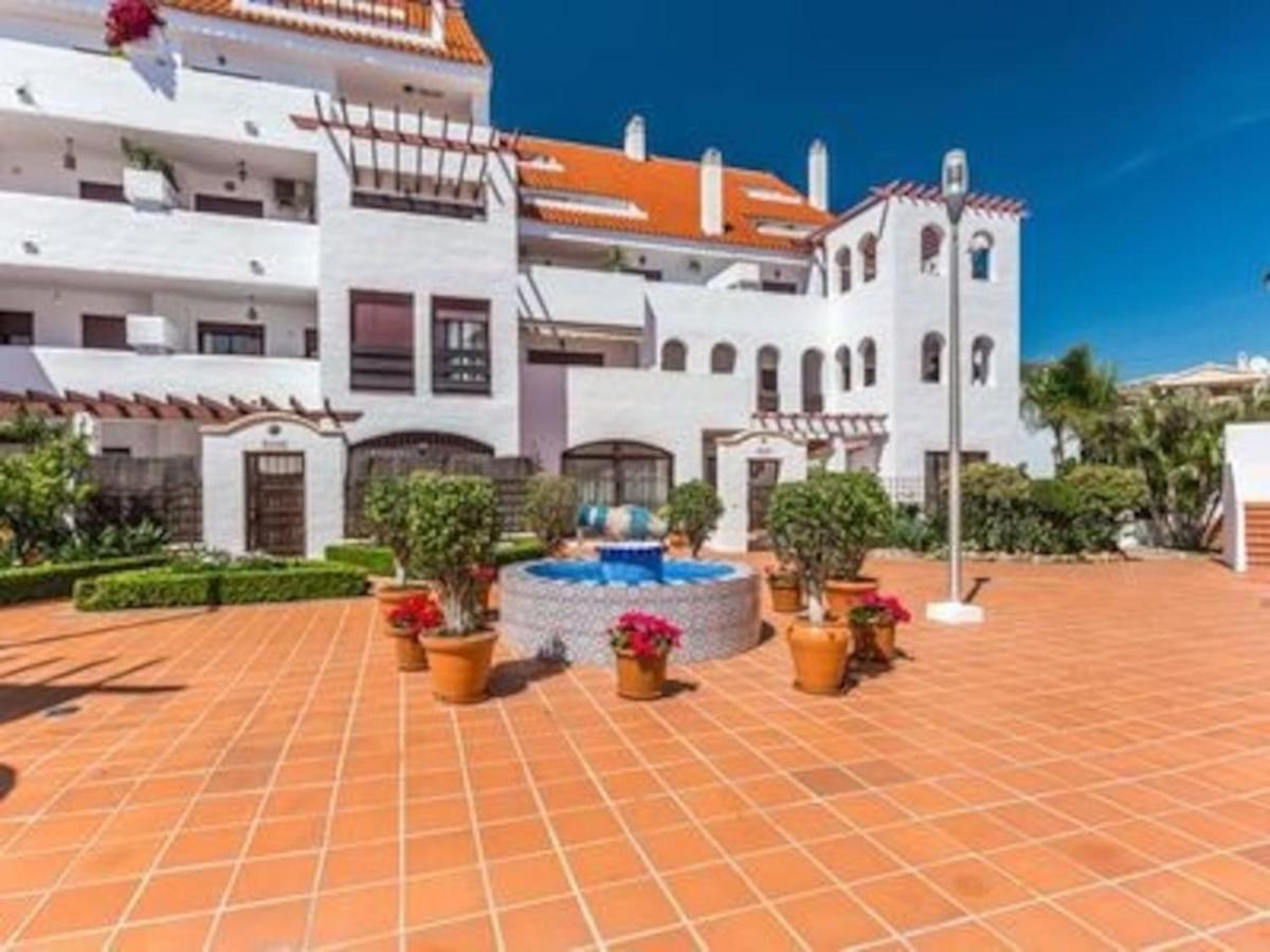 Lejlighed Stylish 2-bed Duplex Townhouse, Full Kitchen, Access To Three Pools, Minutes From Puerto Banus, By 